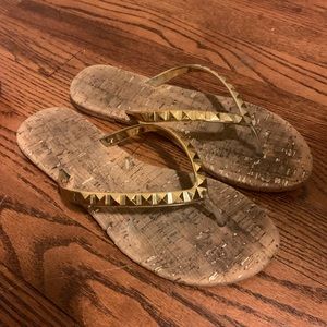 Woman’s Lilly Pulitzer flip flops